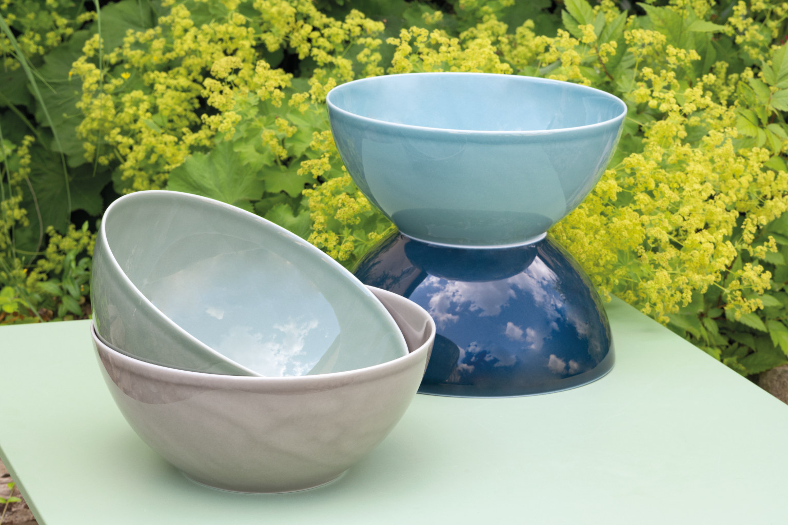 Thomas Daily Bowls in vier Pastelfarben gestapelt auf einem Gartentisch